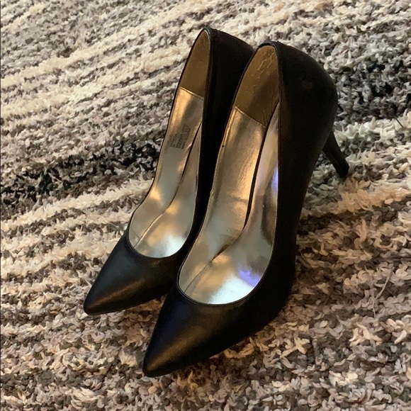 Like new size 9 black heels - Picture 2 of 4